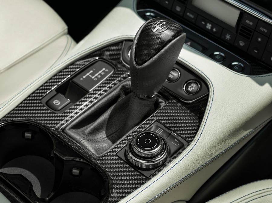Детали интерьера Maserati GranCabrio Sport 2017 года  (фото 16 из 45)